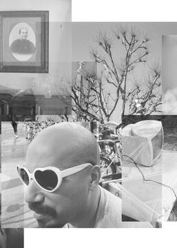 Un collage en noir et blanc composé de plusieurs photographies superposées : un homme chauve portant des lunettes de soleil en forme de cœur, des mannequins de vitrine, un portrait ancien encadré, un arbre dénudé, un chien, et de vieux téléviseurs abandonnés à l'extérieur.